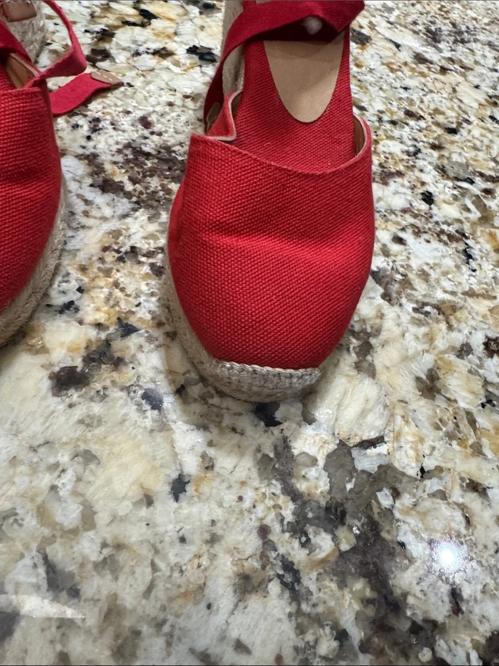 Castañer bright red